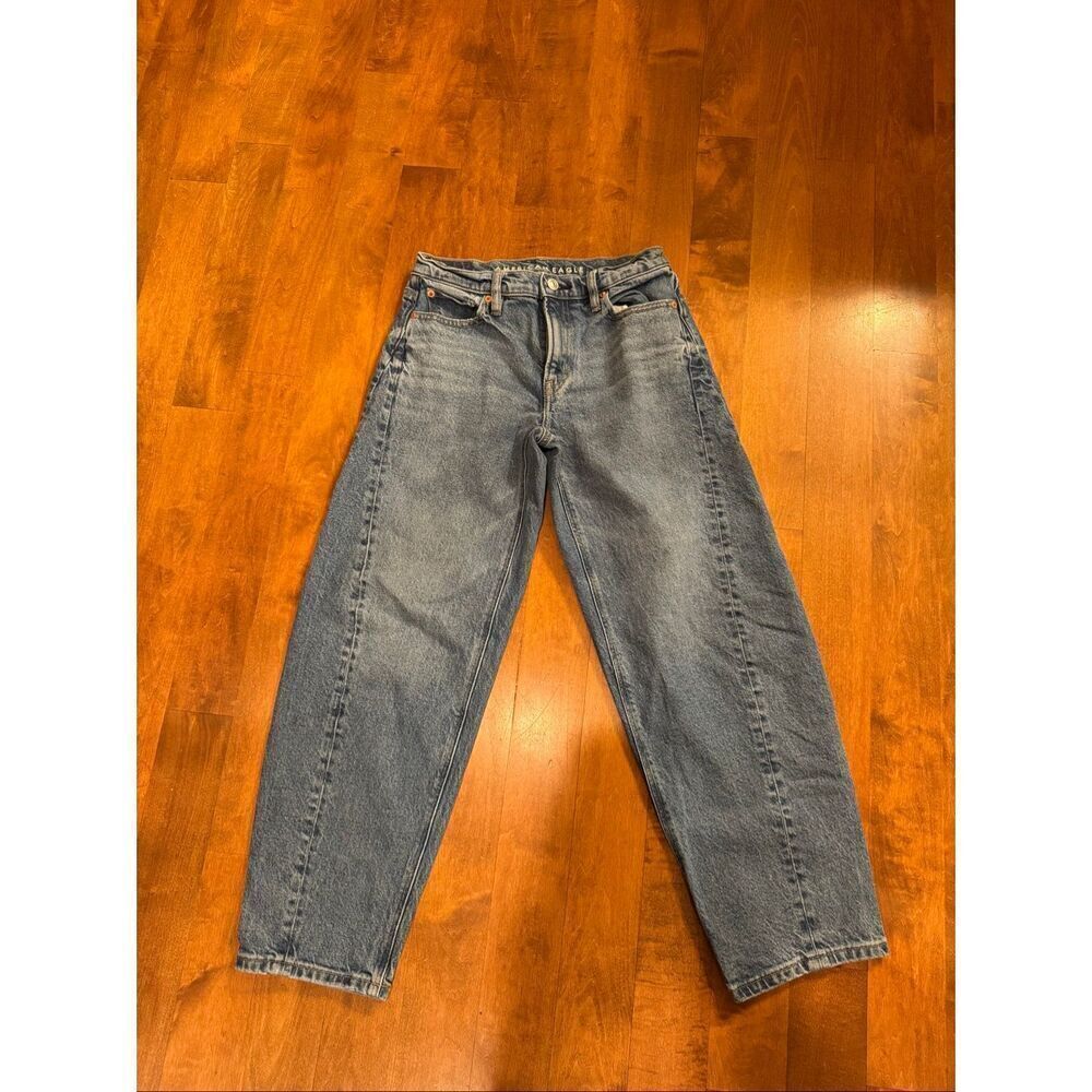 Woman’s American Eagle size 000 regular barrel high-rise jeans